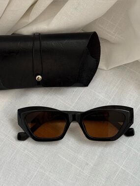 Retro Cat-Eye Women's Sunglasses with Case NWOT (Black)